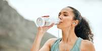 Hidratação com água é fundamental para a saúde  Foto: iStock