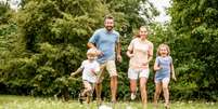 Exercício físico entre família - Shutterstock  Foto: Sport Life