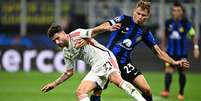 O benfiquista Rafa Silva (de branco) recebe a marcação de Nicolo Barella, da Inter de Milão  –  Gabriel Bouys/ AFP Getty Images  Foto: Jogada10