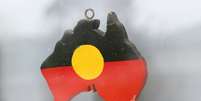 Representação de bandeira aborígene da Austrália em janela em Sydney  Foto: REUTERS/Loren Elliott