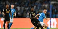 Vini Jr em disputa de bola com Stanislav Lobotka, do Napoli, pelo Grupo C da Champions –  Foto: Francesco Pecoraro/Getty Images / Jogada10