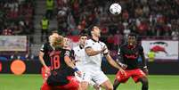 Jogadores de RB Salzburg e Real Sociedad em disputa de bola pelo Grupo D da Champions –  Foto: Kerstin Joensson/Getty Images / Jogada10