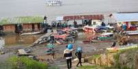 Embarque no porto de Manacapuru das equipes de pronto atendimento às vítimas do desbarrancamento no município de Beruri Foto: ANTONIO LIMA/SECOM