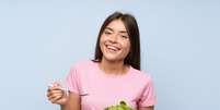 Reeducação alimentar aumenta a saúde e o bem-estar do corpo  Foto: Luis Molinero | Shutterstock / Portal EdiCase