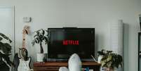 Assistir à Netflix pode ficar mais caro em breve (Imagem: Mollie Sivaram/Unsplash)  Foto: Canaltech