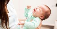 A cólica em bebês pode durar até os 6 meses de idade -  Foto: Shutterstock / Alto Astral