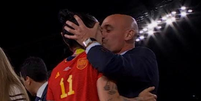 Beijo forçado de Rubiales na jogadora Hermoso, da Espanha –  Foto: Reprodução / Jogada10