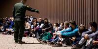 O governo americano busca dissuadir que imigrantes ilegais cruzem a fronteira  Foto: EPA / BBC News Brasil