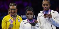 A medalhista de ouro Simone Biles, dos EUA, comemora no pódio com a medalhista de prata, Rebeca Andrade, do Brasil, e a medalhista de bronze, Shilese Jones, dos EUA, após a final do individual geral feminino
06/10/2023
REUTERS/Yves Herman  Foto: Reuters