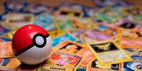 Polícia apreende centenas de cards Pokémon falsificados.  Foto: Reprodução/Unsplash