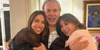 Silvio Santos apareceu com Patricia e Iris em raro registro nas redes sociais  Foto: Reprodução/Instagram