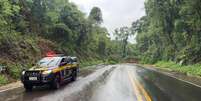 Pelo menos dez rodovias de Santa Catarina estão parcial ou totalmente interditadas pelas chuvas intensas que atingem o Estado  Foto: PRF/Divulgação / Estadão