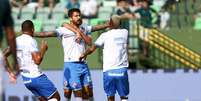 Everaldo encerra jejum com hat-trick e Bahia vence jogo hist&oacute;rico fora de casa.   Foto: Felipe Oliveira/Bahia / Esporte News Mundo