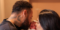 Neymar e Bruna Biancardi compartilharam nas redes sociais as primeiras fotos da filha Mavie  Foto: Reprodução/Instagram @brunabiancardi