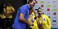 Guilherme Pereira chorou ao ver Rebeca Andrade e Flávia Saraiva com suas medalhas conquistadas no solo  Foto: Reprodução/Sportv