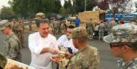 Michael Chiarello, chef de cozinha, servindo comida para militares  Foto: @instagram