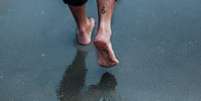 Imagem meramente ilustrativa de um homem andando descalço  Foto: Lucas Sankey/ Unsplash