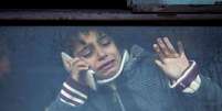 Criança chorando e olhando pela janela  Foto: Getty Images / BBC News Brasil