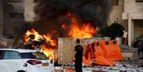 Incêndio causado por míssil lançado de Gaza em Ashkelon, Israel  Foto: Reuters / BBC News Brasil