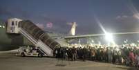 Brasileiros embarcam em voo da FAB para deixar Israel e voltar ao Brasil  Foto: Poder360