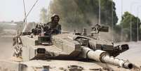 Soldados israelenses dirigem um tanque na fronteira de Israel com Gaza, no sul do pa&iacute;s  Foto: Reuters / BBC News Brasil