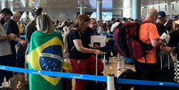 Brasileiros que estavam em Israel embarcam no avião da FAB em 1º voo de repatriação  Foto: Divulgação/Itamaraty