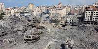 Imagem aérea mostra prédios e casas destruídos por bombardeios israelenses na cidade de Gaza  Foto: REUTERS/Mohammed Salem