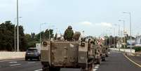Um comboio de ve&iacute;culos blindados de transporte de pessoal (APCs) dirige-se &agrave; fronteira de Israel com o L&iacute;bano, em Nahariya, norte de Israel  Foto: REUTERS/Ammar Awad