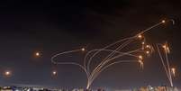 O sistema antimíssil Iron Dome de Israel intercepta foguetes lançados da Faixa de Gaza, visto da cidade de Ashkelon, na noite de segunda-feira, 9.  Foto: REUTERS/Amir Cohen