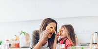 Levar a criança para a cozinha é uma maneira ótima de desenvolver habilidades e criar memórias  Foto: iStock