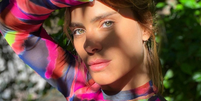 Carolina Dieckmann com estampa colorida Foto: @loracarola/Instagram/Reprodução / Elas no Tapete Vermelho