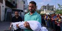 Historiador afirma que o governo de Israel comete crime de guerra ao cortar energia e impedir chegada de comida a população da Faixa de Gaza  Foto: Getty Images / BBC News Brasil