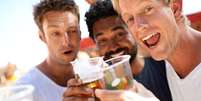 Parar de beber álcool gera inúmeros benefícios para o organismo, inclusive na saúde mental (Imagem: YuriArcursPeopleimages/Envato)  Foto: Canaltech