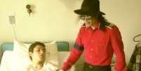 Michael Jackson visita Márcio no hospital /  Foto: Reprodução/Vídeo / Perfil Brasil
