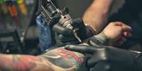 Tatuagens exigem atenção e cuidados diários -  Foto: Shutterstock / Alto Astral