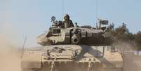 Soldados israelenses em tanque durante ataque à Faixa de Gaza  Foto: REUTERS/Violeta Santos Moura