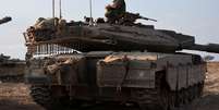 Tanque israelense na guerra contra o Hamas, em Gaza  Foto: REUTERS/Violeta Santos Moura