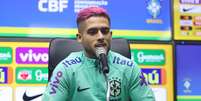 "Acredito que ele é minha referência mais pelo estilo de jogo, pela altura, tudo", disse o jogador, sem citar a prisão de Daniel Alves  Foto: Vitor Silva/CBF / Jogada10