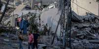 As condições para as pessoas em Gaza estão piorando, com falta de água, alimentos, energia e medicamentos  Foto: EPA-EFE / BBC News Brasil