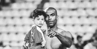 O jogador Naldo junto com seu filho, Davi  Foto: Reprodução/Antalyaspor