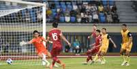 Caraka chuta e faz um de seus dois gols no 6 a 0 da Indonésia sobre Brunei –  Foto: Divulgação / TheAFC.com / Jogada10