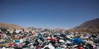 Cemitério de roupas usadas no Deserto do Atacama, no Chile  Foto: Reuters/Antonio Cossio/dpa
