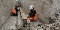 A descoberta da antiga catapulta hidráulica de aviões aconteceu durante obras de expansão da instituição de ensino sediada no local (Imagem: Museum of London Archaeology)  Foto: Canaltech