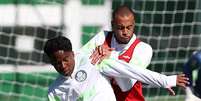 Endrick durante treino, sendo marcado por Mayke &ndash;  Foto: Cesar Greco/Palmeiras / Jogada10