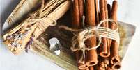 Você sabia que a canela pode ser a chave para se tornar mais sedutora? Confira os rituais com canela e conheça suas propriedades afrodisíacas -  Foto: Shutterstock / João Bidu