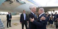 O presidente dos EUA, Joe Biden, cumprimenta o primeiro  Foto: ministro de Israel, Benjamin Netanyahu, ao desembarcar em Tel Aviv (Crédito  Reprodução/X IsraelPM / Perfil Brasil