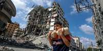 Um jovem palestino carregando pão na Cidade de Gaza  Foto: EPA-EFE/REX/Shutterstock / BBC News Brasil