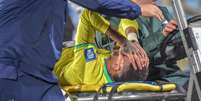 Neymar deixa campo chorando após se machucar durante jogo entre Uruguai e Brasil pelas Eliminatórias da Copa.  Foto: WESLEY SANTOS/Gazeta Press