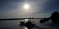 Um barco de pesca navega no porto de Hisanohama, cerca de 50 quilômetros ao sul da usina, que foi destruída pelo terremoto e tsunami de 2011  Foto:  Eugene Hoshiko/Reuters