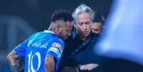 Jorge Jesus conversa com Neymar durante partida do Al-Hilal –  Foto: Divulgação/Al-Hilal / Jogada10